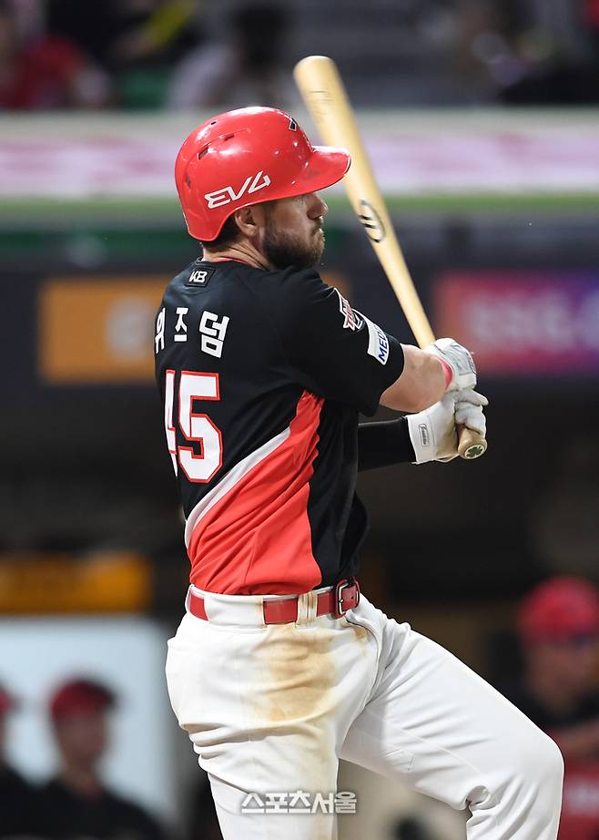KIA 위즈덤이 27일 인천SSG랜더스필드에서 열린 2025 KBO리그 SSG와 경기 연장 11회초 무사 만루 상황에서 SSG 투수 박기호를 상대로 2타점 적시타를 치고 있다. 문학 | 박진업 기자 upandup@sportsseoul.com