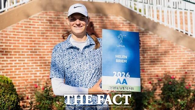 LPGA투어 Q시리즈 최종전에서 메달리스트를 차지한 독일의 헬렌 브리엠이 투어 카드를 받고 활짝 웃고 있다./LPGA