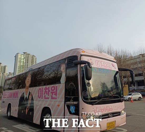 추운 날씨에도 현장에서 만난 찬스 팬들은 공연 시작 전부터 열띤 호응으로 설레는 마음을 표출했다. 지방에서 버스를 대절해 올라온 관객들 중엔 사흘 내내 공연장을 지키는 '올콘팬'이 많았다. /강일홍 기자