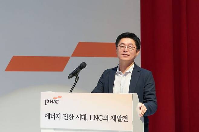 지난 11일 서울 용산구 삼일PwC 본사 2층에서 열린 ‘에너지전환 시대, LNG의 재발견’ 세미나에서 한정탁 삼일PwC 에너지트랜지션 플랫폼 공동 리더가 발언을 하고 있다. 삼일PwC