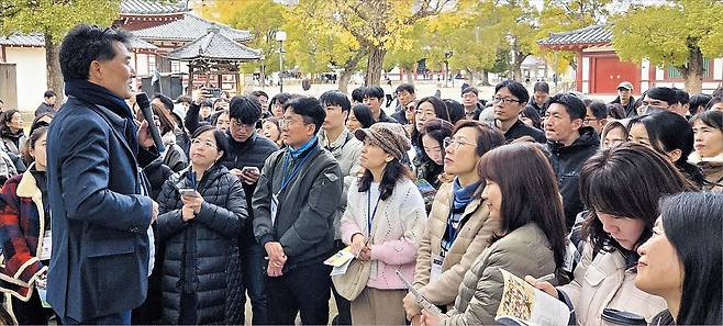 엄기표(왼쪽) 단국대 자유교양대학 교수가 지난 4일 일본 오사카 시텐노지(四天王寺)에서 제49회 ‘일본 속의 한민족사 탐방’ 참가 교사들에게 시텐노지의 역사적 의미를 설명하고 있다. /이기우 기자