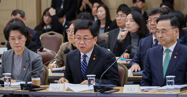최교진 교육부 장관이 12일 세종시 정부세종컨벤션센터에서 이재명 대통령에게 업무보고를 하고 있다. /연합뉴스