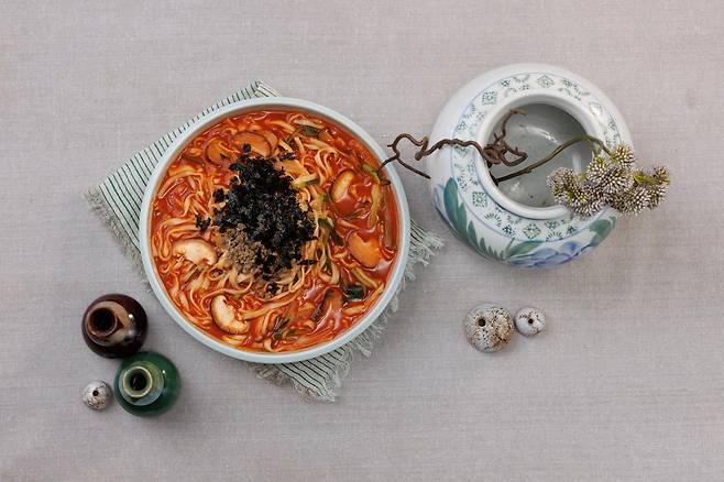 강릉의 대표 먹거리 장칼국수.