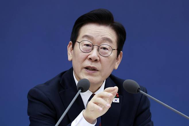 이재명 대통령이 11일 세종시 정부세종컨벤션센터에서 열린 ‘2026년 대도약하는 경제, 신뢰받는 데이터’ 기획재정부(국세청·관세청·조달청)-국가데이터처 업무보고에서 발언하고 있다. 2025.12.11 세종=뉴시스