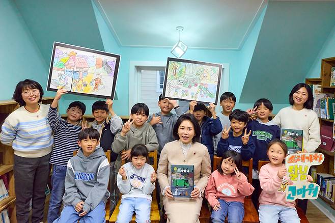 김혜경 여사, 청주 쌍샘자연교회 방문     (서울=연합뉴스) 김혜경 여사가 11일 충북 청주 쌍샘자연교회를 방문해 교회가 운영하는 방과후 학교에서 학생들과 기념촬영을 하고 있다. 2025.12.11 [대통령실 제공. 재판매 및 DB 금지]     photo@yna.co.kr (끝)