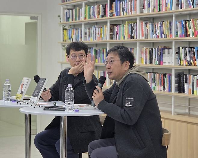 지난달 27일 저녁 7시, 서울 중구 알라딘 빌딩에서 열린 ‘합동 북토크’에서 김진해 경희대 후마니타스칼리지 교수(왼쪽)와 이권우 도서평론가가 ‘읽고 쓰는 일’이 현시대에 어떤 의미가 있는지 이야기를 나누고 있다.