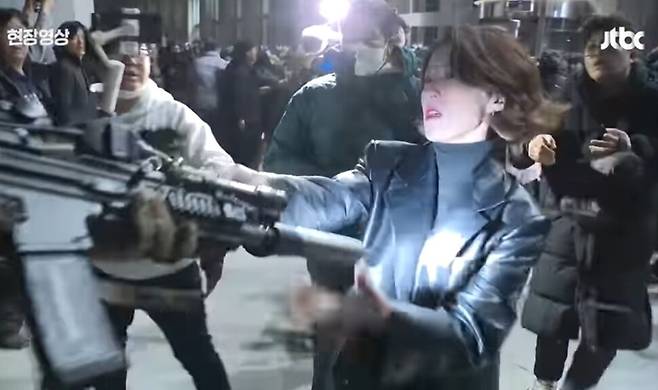 제이티비시(JTBC) 중계화면에 잡힌 안귀령 당시 더불어민주당 대변인. 계엄군이 든 총구를 손으로 막고 있다. 제이티비시 영상 갈무리