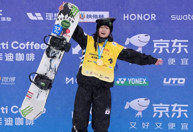 최가온이 12일(한국시각) 중국 허베이성 장자커우시에서 열린 2025∼2026 국제스키연맹(FIS) 스노보드 월드컵 여자 하프파이프 결선에서 금메달을 딴 뒤 기뻐하고 있다. 장자커우시/신화연합뉴스