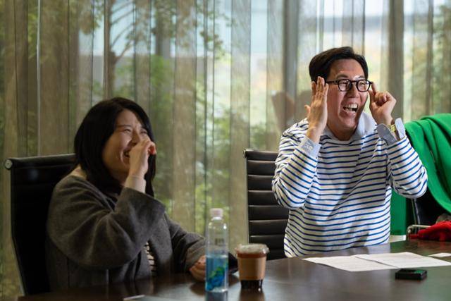 "울산에 우리 애숙이 (친)누나가 있다면, 서울엔 선영이 누나가 있죠". 김영철(오른쪽)의 말이다. 그의 '서울 누나'는 황선영 작가. 둘은 '코미디 26년 동지'다. 예능프로그램 '아는 형님'에서만 이달로 꼭 10년째 호흡을 맞추고 있다. 서로 어려울 때 버팀목이 돼주는 콤비다. 사진은 최근 서울 마포구 JTBC 사옥에서 한국일보와 '환상의 콤비' 인터뷰를 하며 서로 웃고 있는 모습. 박시몬 기자