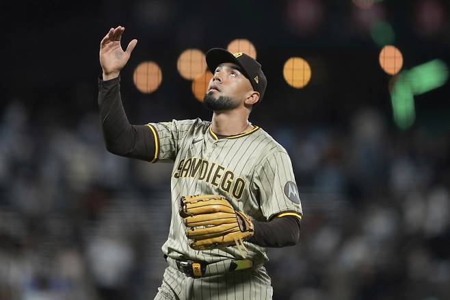 <yonhap photo-2854=""> 애틀랜타와 4500만 달러에 계약한 로베르트 수아레즈. (AP Photo/Jeff Chiu)/2025-08-12 13:26:11/ <저작권자 ⓒ 1980-2025 ㈜연합뉴스. 무단 전재 재배포 금지, AI 학습 및 활용 금지></yonhap>