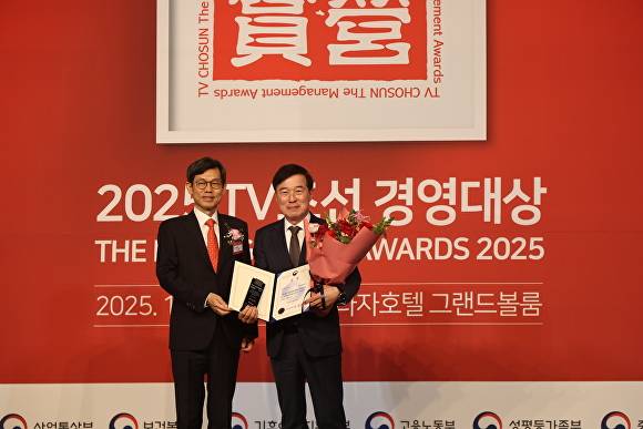 김순구(오른쪽) 충북개발공사 사장이 12일 TV조선이 더플라자호텔에서 연 ‘2025년 TV조선 경영대상’ 시상식에서 고용노동부 장관상과 일자리창출 부문 경영대상을 수상한 뒤 기념 촬영을 하고 있다. [사진=충북개발공사]