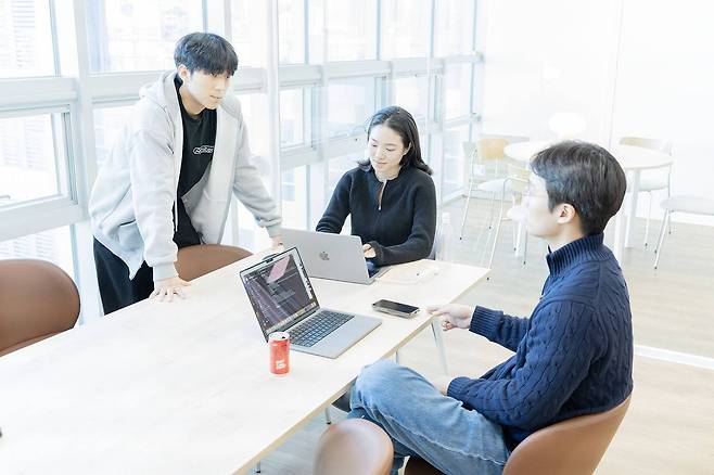 배수혁 팀리미티드 대표와 임직원이 회의를 진행하는 모습 / 출처=IT동아