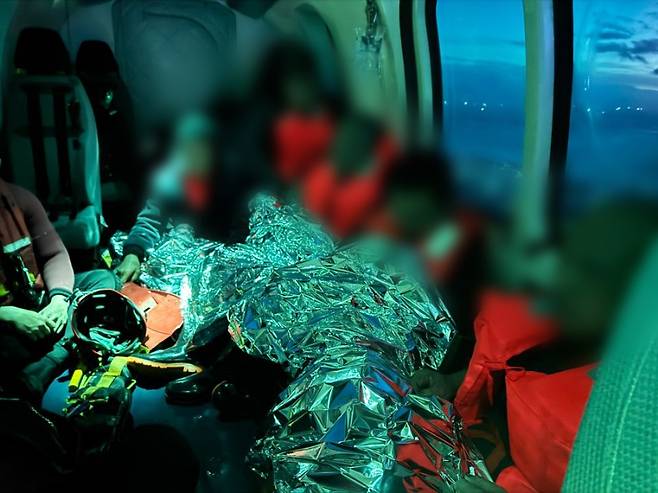 오늘(12일) 오후 서귀포해경 헬기에 구조된 외국 선원들 (해경 제공)