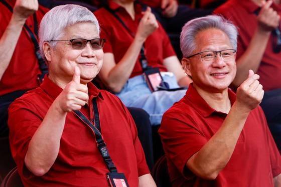 지난달 8일 웨이저자 TSMC 최고경영자 겸 회장(왼쪽)과 젠슨 황 엔비디아 CEO(오른쪽)가 대만 신주에서 열린 TSMC의 연례 운동회에서 사진을 찍고 있다. 사진 로이터=연합뉴스