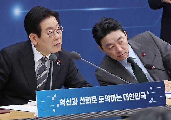 이재명 대통령이 12일 세종시 정부세종컨벤션센터에서 열린 과학기술정보통신부·개인정보보호위원회 업무보고에서 참석자 발언을 듣고 있다. 오른쪽은 강훈식 대통령 비서실장. 연합뉴스