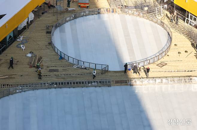 개장을 일주일여 앞둔 12일 서울 시청 광장 스케이트장에서 관계자들이 막바지 작업을 하고 있다.  성동훈 기자
