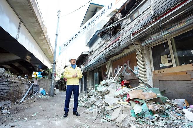 이승로 성북구청장이 지난 19일 신월곡 제1구역 미아리텍사스촌 철거현장을 둘러보고 있다. 위에는 ‘70년 오명 청산! 성매매 집결지 본격 철거’라고 쓰인 현수막이 달려 있다. 성북구 제공
