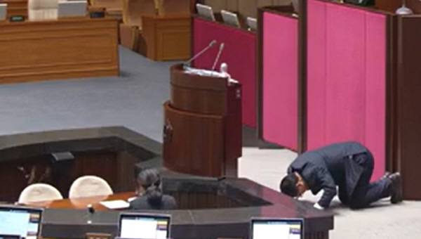 국민의힘 송석준 의원이 12일 국회에서 열린 12월 임시국회 1차 본회의에서 형사소송법 일부개정법률안에 대한 필리버스터를 시작하며 “국민께 큰절로 사죄의 마음을 표하겠다”며 큰절하고 있다. 국회방송 제공