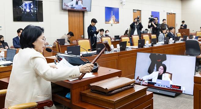 Democratic Party Rep. Choi Min-hee, chair of the National Assembly’s Science, ICT, Broadcasting and Communications Committee, approves a revision to the Information and Communications Network Act during the committee’s first full session of the 430th extraordinary session at the National Assembly in Yeouido, western Seoul, on Dec. 10, as People Power Party lawmakers walk out. [NEWS1]
