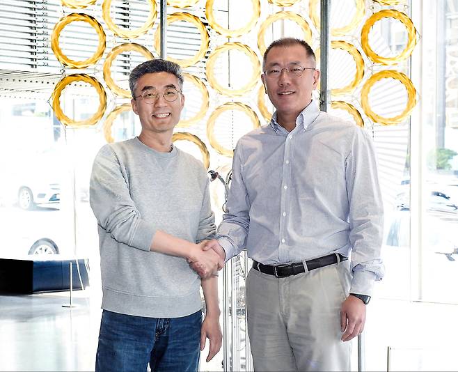 Euisun Chung, then senior vice chairman of Hyundai Motor Group, right, poses for a photo with Song Chang-hyeon, then CEO of 42dot, after discussing mobility services at Hyundai Motorstudio Seoul in Gangnam District, southern Seoul, on April 15, 2019. [HYUNDAI MOTOR GROUP]