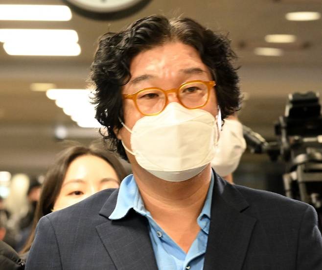 김성태 전 쌍방울 그룹 회장이 2023년 1월 태국 도피생활 중 체포돼 인천국제공항을 통해 압송되고 있다. 권현구 기자