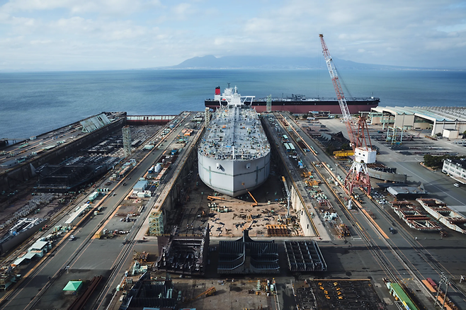 일본 조선사인 재팬마린유나이티드에서 배를 건조하는 모습. [JMU]