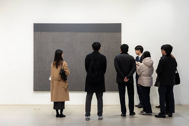 서울옥션 강남센터에서 방문자들이 박서보 작가의 작품을 감상하고 있는 모습.  서울옥션