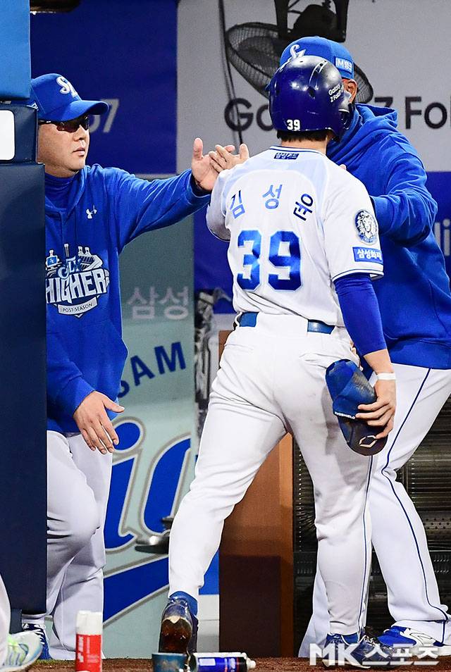 10월 14일 오후 대구삼성라이온즈파크에서 ‘2025 신한 SOL Bank KBO 포스트시즌’ SSG 랜더스와 삼성 라이온즈의 준플레이오프(5전 3선승제) 4차전이 열렸다. 6회말 무사 1, 2루에서 삼성 디아즈의 좌전안타때 2루주자 김성윤이 홈으로 파고들어 득점을 올린 후 박진만 감독과 하이파이브를 하고 있다. 사진=김영구 기자