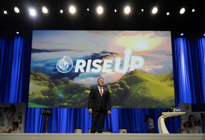 ▲지난 6일 독일 에스트렐 베를린 호텔 컨벤션센터에서 열린 ‘윈터 리더십 2025’ 행사에 참석한 롤프 소르그 회장이 연설하고 있다./사진제공=피엠인터내셔널코리아