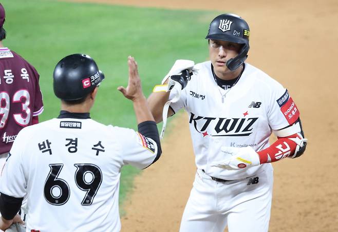 자유계약선수 신청한 황재균이 장기간 협상에 들어갈 것으로 예상된다. 사진은 KT위즈에서 활약한 황재균. /사진=스타뉴스