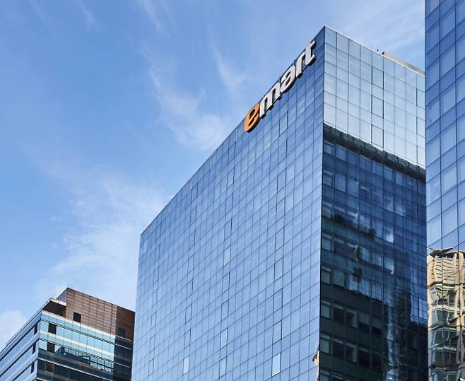 이마트가 조선호텔앤리조트가 보유하고 있던 신세계푸드 주식 33만2910주를 취득했다./사진=이마트