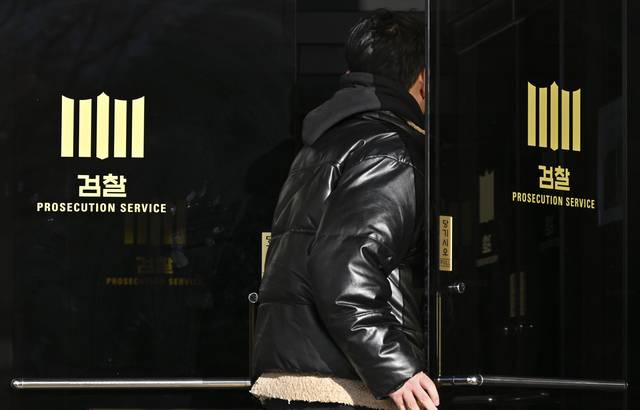 뒤숭숭한 檢  : 11일 단행된 검찰 고위직 인사에서 대장동 비리 의혹 사건 항소 포기 결정에 반발했던 검사장급 인사들이 좌천·강등된 것을 두고 내부 반발이 나오는 가운데 12일 오전 서울 서초구 서울중앙지검 청사로 한 시민이 들어가고 있다. 백동현 기자