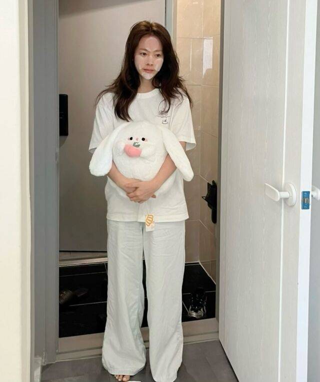 배우 한지민이 일상에서도 아름다운 미모를 자랑했다. / 한지민 인스타그램