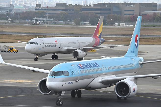 서울 김포공항 활주로에서 아시아나항공과 대한항공의 여객기가 이동하고 있다. 임세준 기자