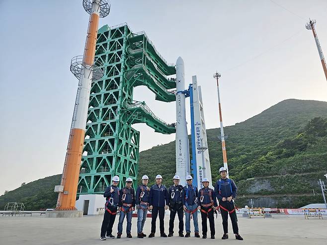 고흥 나로우주센터에서 누리호 발사 전 기념촬영을 하고 있는 KAI 발사체체계팀. 한국항공우주산업 제공