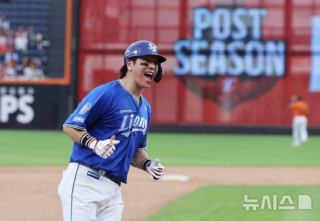 [대전=뉴시스] 김진아 기자 = 19일 대전 중구 한화생명볼파크에서 열린 2025 KBO 포스트시즌 플레이오프 2차전 삼성 라이온즈와 한화 이글스의 경기, 9회초 2사 1루 강민호가 투런 홈런을 친 뒤 기뻐하고 있다. 2025.10.19. bluesoda@newsis.com