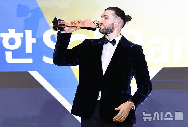 [서울=뉴시스] 최진석 기자 = MVP를 차지한 한화 폰세가 24일 서울 송파구 롯데호텔 월드에서 열린 '2025 KBO 리그 시상식'에서 트로피 키스를 하고 있다. 2025.11.24. myjs@newsis.com