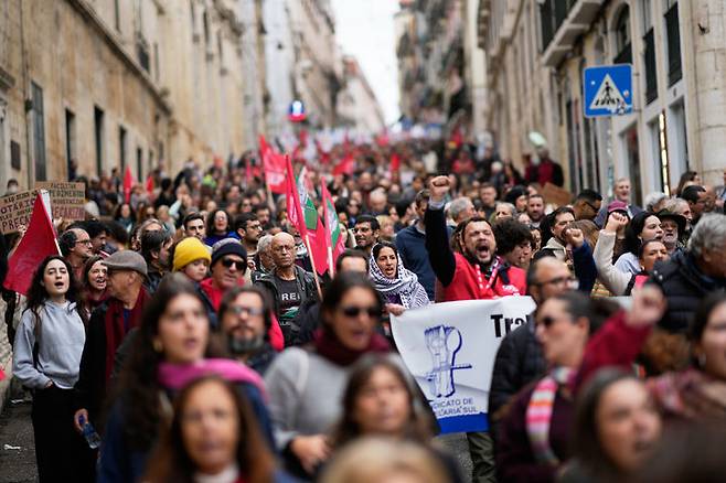 [리스본=AP/뉴시스] 11일(현지 시간) 포르투갈 리스본에서 정부의 노동법 개정안에 반대하는 총파업 시위가 열려 시위대가 거리 행진을 하고 있다. 2025.12.12.