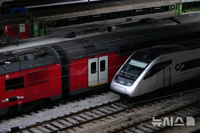 [리스본=AP/뉴시스] 11일(현지 시간) 포르투갈 리스본 산타 아폴로니아역에서 정부의 노동법 개정안에 반대하는 총파업 시위 여파로 열차가 운행 중단된 모습. 2025.12.12.