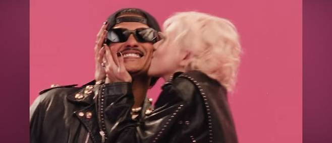 [서울=뉴시스] 브루노 마스, 로제. (사진 = '아파트' 뮤직비디오 캡처) 2024.12.01. photo@newsis.com *재판매 및 DB 금지