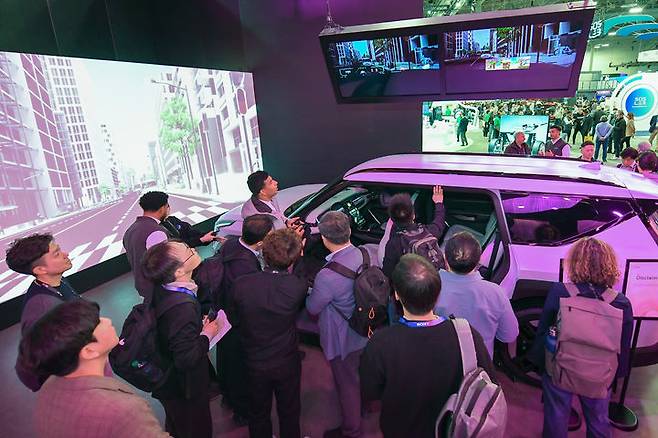 [서울=뉴시스] 지난 1월 미 네바다주 라스베이거스에서 열린 세계 최대 전자·IT 박람회 'CES 2025' 행사장에 마련된 현대모비스 부스에서 관람객들이 첨단 모빌리티 제품들을 살펴보고 있다. (사진=현대모비스 제공) 2025.12.12 photo@newsis.com *재판매 및 DB 금지