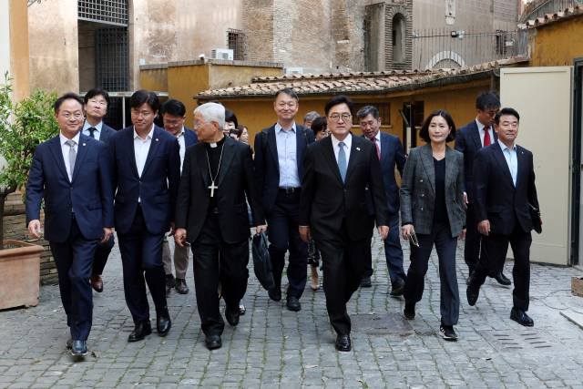 ▲우원식 국회의장(사진 오른쪽에서 세번째)을 수행하고 있는 우성빈 정책비서관(사진 오른쪽에서 두번째).ⓒ우성빈