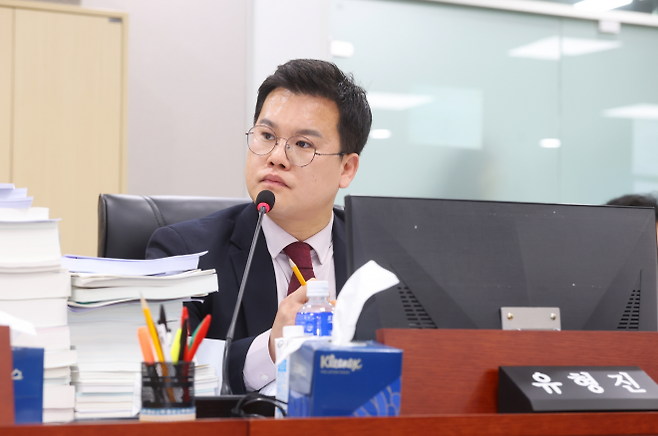 유형진 의원이 10일 예산결산특별위원회 심의에서 질의하고 있다.(사진=경기도의회)
