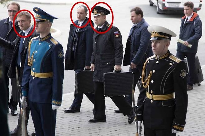 2019년 4월 러시아 극동 지역에서 열린 블라디미르 푸틴 대통령과 김정은 국무위원장 간 정상회담 당시, ‘핵가방’을 든 서비스 K 소속 장교들이 수행하고 있다. 왼쪽 둘째가 드미트리 슈메이코(해군 대령급), 넷째가 세르게이 베토슈킨, 다섯째가 알렉산드르 슈츠키로 확인됐다. AP 연합뉴스