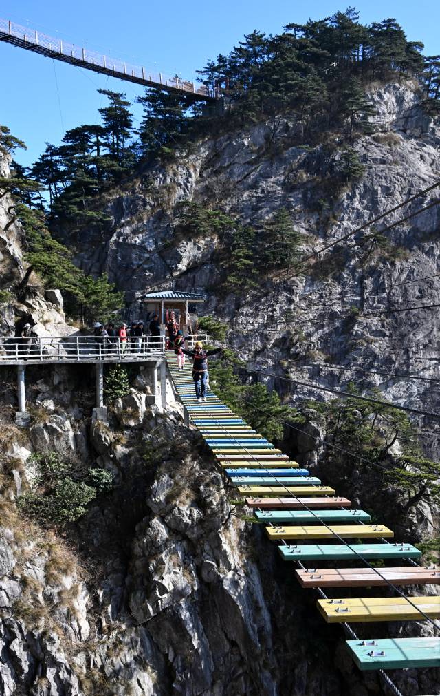 대별산맥 명당산의 공중다리. 명당산은 익스트림 액티비티로 유명하다.