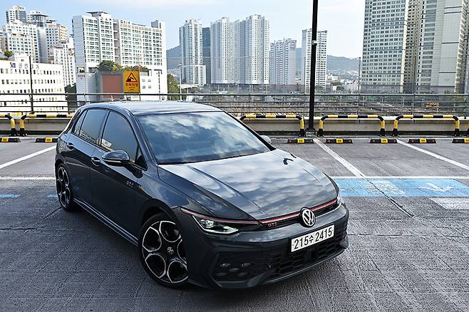 폭스바겐 골프 GTI. 사진: 김학수 기자