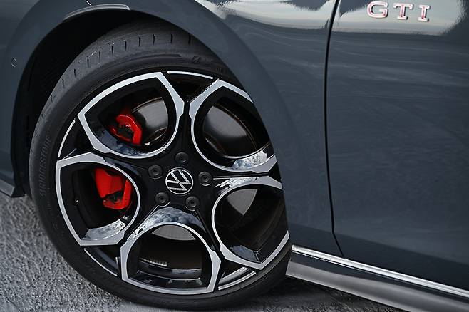 폭스바겐 골프 GTI. 사진: 김학수 기자