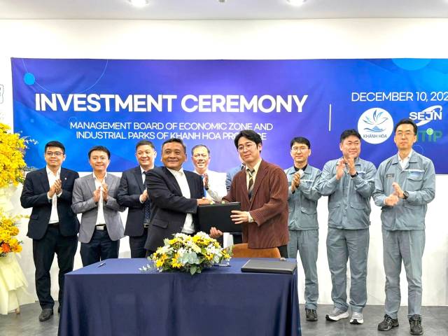 세진중공업은 지난 10일 베트남 칸호아성에서 윤지원 부사장과 니아 닌뚜이산업단지 대표 등이 참석한 가운데 닌뚜이 산업단지 입주 계약을 체결했다. 사진제공=세진중공업