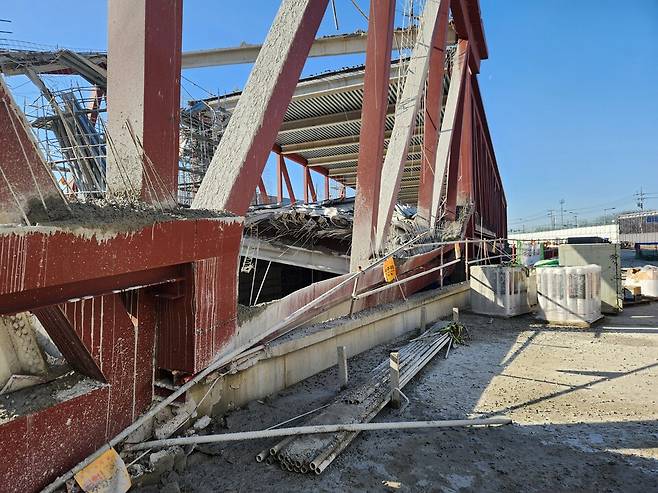 11일 오후 1시 58분쯤, 광주 서구 치평동 옛 상무소각장(폐기물 처리장) 부지의 광주대표도서관 공사 현장에서 2층 지붕을 콘크리트로 타설하는 과정에서 발생했다. 지난 2022년 7명이 사망하거나 다친 화정아이파크 붕괴사고에 이어 광주에서 또다시 붕괴사고가 일어났다. 12일 오전, 광주대표도서관 붕괴사고 현장 모습 ⓒ시사저널 조현중