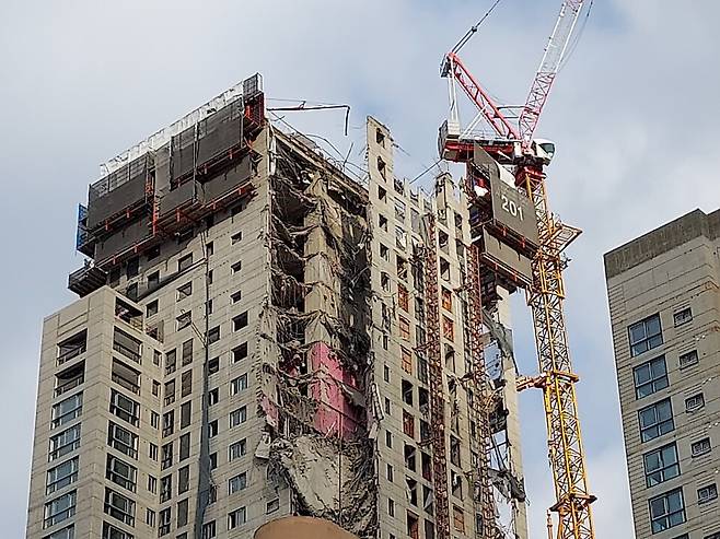 지난 2022년 1월 11일 오후 3시 47분께 외벽이 무너져 내린 광주 화정아이파크 201동 모습 ⓒ시사저널 정성환